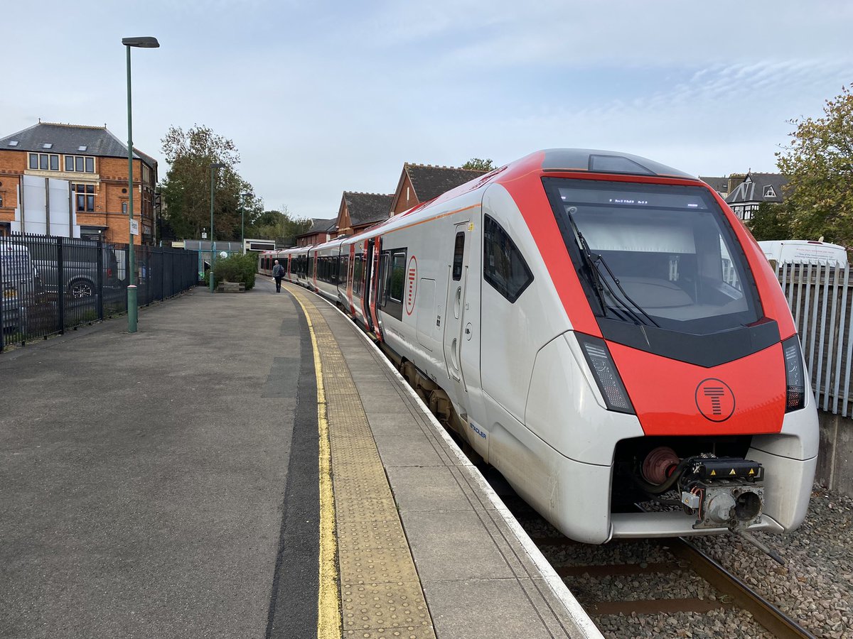 loypass_SCCar's tweet image. 🚈 A 15-min visit to Penarth - for no reason other than further Flirt mileage.
Further observations - as well as Welsh announcements preceding English ones, sit near the ends and acceleration feels electric! @tfwrail #class231 #Stadler