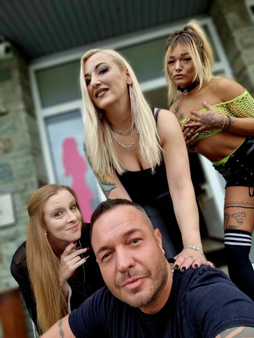 3 Engel f&uuml;r Charlie...&auml;h sorry f&uuml;r Andy😜😜😜  @pennypayne01 @a.mina.ardent @cathaleya_star   #funatwork<a class="tags" target="_blank" title="On Twitter" href="/?out=eyJ0eXAiOiJKV1QiLCJhbGciOiJIUzUxMiJ9.eyJpYXQiOjE3MjQ3ODcxMjIsImlzcyI6InR3cG9ybnN0YXJzLmNvbSIsIm5iZiI6MTcyNDc4NzEyMiwiZXhwIjoxNzU2MzIzMTIyLCJyZWRpcmVjdF91cmwiOiJodHRwczovL3R3aXR0ZXIuY29tL3Blbm55cGF5bmUwMSJ9.ANlAOODYO3qNhRphoFPUNY0AzyHcimGrRDl9LzQWA1toWs_O_zD31li9xuPP11ujmyUQFN8e0Cn5-u8G9lD3IA">@pennypayne01</a><a class="tags" target="_blank" title="On Twitter" href="/?out=eyJ0eXAiOiJKV1QiLCJhbGciOiJIUzUxMiJ9.eyJpYXQiOjE3MjQ3ODcxMjIsImlzcyI6InR3cG9ybnN0YXJzLmNvbSIsIm5iZiI6MTcyNDc4NzEyMiwiZXhwIjoxNzU2MzIzMTIyLCJyZWRpcmVjdF91cmwiOiJodHRwczovL3R3aXR0ZXIuY29tL2EifQ.oWmEKPtZ2rM6d7spNvgg1rPJmPTcKL_N76ejG-HUsZ53hyJ---_wGL5cNKCmC-_0gwM99gD7XTlINjalTRucJg">@a</a><a href="/tag/selfie"class="tags"><span>#selfie</span></a><a href="/tag/selfietime"class="tags"><span>#selfietime</span></a><a href="/tag/shootingday"class="tags"><span>#shootingday</span></a><a href="/tag/funatwork"class="tags"><span>#funatwork</span></a><a href="/tag/drehtag"class="tags"><span>#drehtag</span></a>