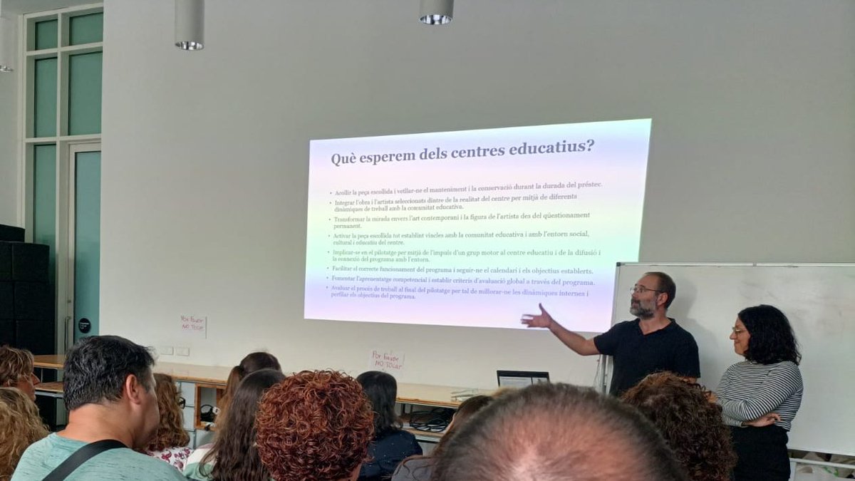 consorciedubcn's tweet photo. ✨🎨 Aquest curs 2023-24 el programa Fora de reserves aterra a quatre centres de la ciutat!
👥Avui tot el professorat de l'@IETresFonts ha participat en 1a sessió de formació del projecte, que portarà al centre l'obra del @MACBA_Barcelona "Al cistell" d'Isabel Banal! 
@bcncultura https://t.co/hTwz9sWawH