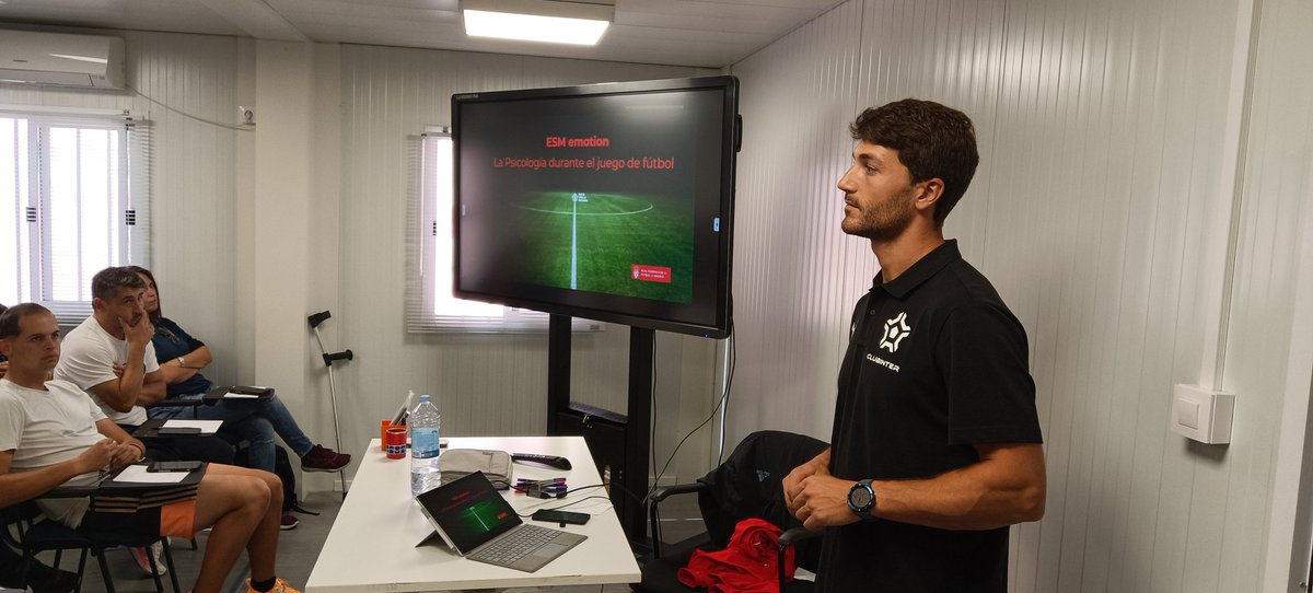 EntrenadoRffm's tweet photo. ⚽ 𝙀𝙡𝙞𝙩𝙚 𝙎𝙠𝙞𝙡𝙡𝙨 𝙈𝙚𝙩𝙝𝙤𝙙 ⚽

📚 Curso cognitivo: Entrenamiento del jugador/equipo llevado a cabo por el entrenador en campo. 

👨🏻‍🏫 El profesor es Gaizka Tuesta, psicólogo de la cantera de la @RealSociedad 

👋🏻 @serranonino ha visitado también a los alumnos https://t.co/YZB3ozUOlX