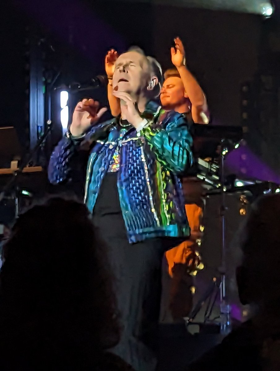 ElizabethMatfin's tweet photo. Had a fab evening with @AnnMaMit4 at @yorkbarbican with the incredible @howardjones. What a truly talented musician and songwriter and the most lovely, humble chap he is. So underestimated. Thank you Howard for a great evening. #howardjones #80smusic #80s #livemusic #80sfashion https://t.co/ovWkuGdPHk