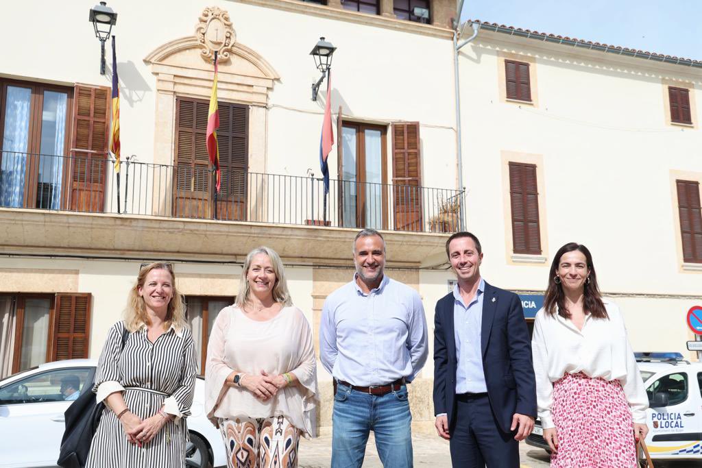 pilaramate's tweet image. Seguimos con nuestra primera ronda de reuniones con los alcaldes de #Mallorca.  
Hoy he acompañado a nuestro presidente @Ll_Galmes  al @ajuntamentbuger.
El @conselldemallorca ha mostrado todo su apoyo y colaboración para el desarrollo de su actividad municipal. 
#buger