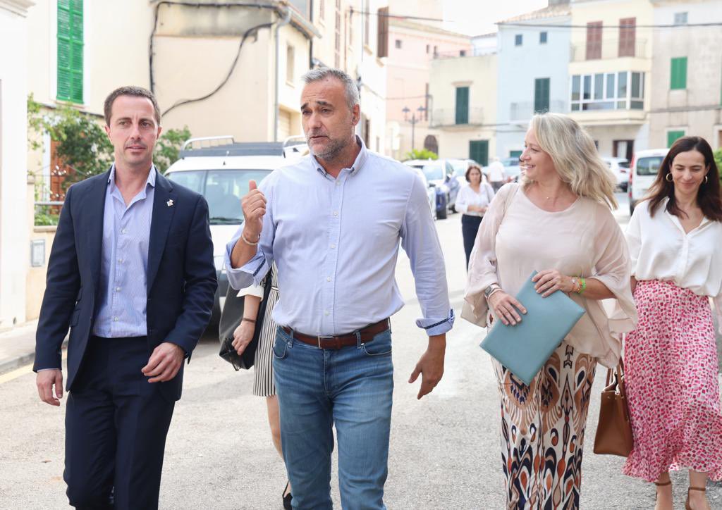 pilaramate's tweet image. Seguimos con nuestra primera ronda de reuniones con los alcaldes de #Mallorca.  
Hoy he acompañado a nuestro presidente @Ll_Galmes  al @ajuntamentbuger.
El @conselldemallorca ha mostrado todo su apoyo y colaboración para el desarrollo de su actividad municipal. 
#buger