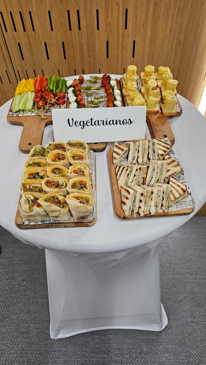 sai_penumuru's tweet photo. Lunchtime at #SPOUG23  is not just about refuelling, it's a chance to recharge your mind and connect with fellow attendees. Enjoy a delicious meal while sharing insights, ideas, and making new friends. Bon appétit! 🍽️ #ConferenceLunch #Networking #Recharge @osgacevedo @francescmaspuig @SPOUG_es @oracleugs @oracleace