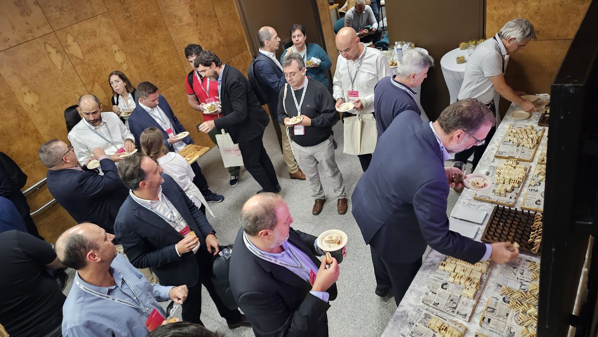 sai_penumuru's tweet photo. Lunchtime at #SPOUG23  is not just about refuelling, it's a chance to recharge your mind and connect with fellow attendees. Enjoy a delicious meal while sharing insights, ideas, and making new friends. Bon appétit! 🍽️ #ConferenceLunch #Networking #Recharge @osgacevedo @francescmaspuig @SPOUG_es @oracleugs @oracleace
