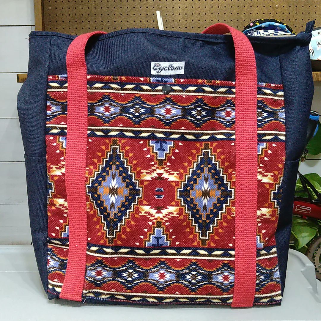 cyclonechee's tweet image. もうイベントの準備週だというのにブロンプトンのバッグなど作りました
手提げ&amp;amp;リュックになるタイプです。
やはり輪行となると背負うの最強なので、リュックにしたいんですよね。
明日はフィールドテストできるかな？
#cyclone #brompton #bromptonlife #bromptonlovers #bromptonbag #handmadebag