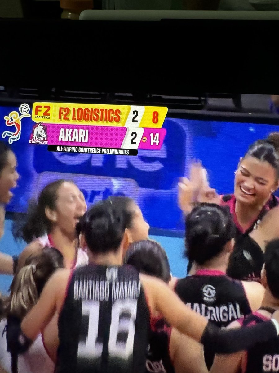 kenMM20's tweet photo. San na yung nag stare down sabay mura? DUSURVVVV! 

Ipanalo muna kasi! 

@PVLph @AkariChargers https://t.co/1Z4joFBbFq