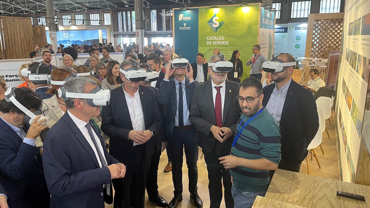 DiputacioLleida's tweet photo. 📢 @LoJoan destaca la necessitat de donar suport als municipis per “facilitar que puguin arrelar projectes de vida al territori” durant la inauguració de la 22a Fira #Municipàlia i 6a #Innocamping que se celebra fins al 18 d’octubre
#laforçadelsmunicipis
👉https://t.co/lCM3k3Owxp https://t.co/bWwGVEBaVj