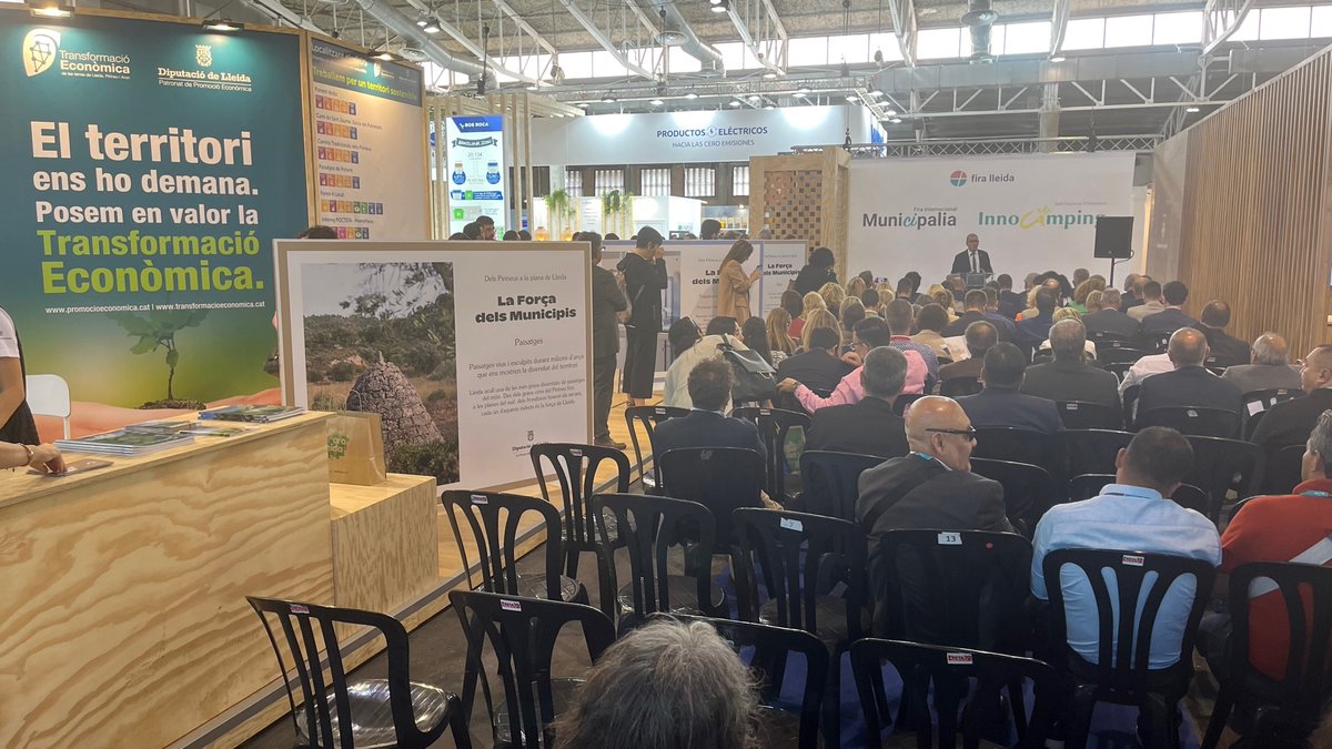 DiputacioLleida's tweet photo. 📢 @LoJoan destaca la necessitat de donar suport als municipis per “facilitar que puguin arrelar projectes de vida al territori” durant la inauguració de la 22a Fira #Municipàlia i 6a #Innocamping que se celebra fins al 18 d’octubre
#laforçadelsmunicipis
👉https://t.co/lCM3k3Owxp https://t.co/bWwGVEBaVj