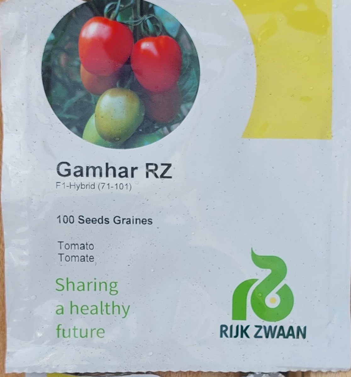 Niyomwungeri_H's tweet photo. We decided to grow 🍅 and 🫑 at home in #Nyamagabe. We got #hybrid #seeds from @HGTRwanda. Two weeks later, the germination is promising. Our aim is to increase our self-reliance on veggies; and, scale up the practice 2 other farmers in the next summer. #Horticulture #nutrition https://t.co/5QAyRjax6v