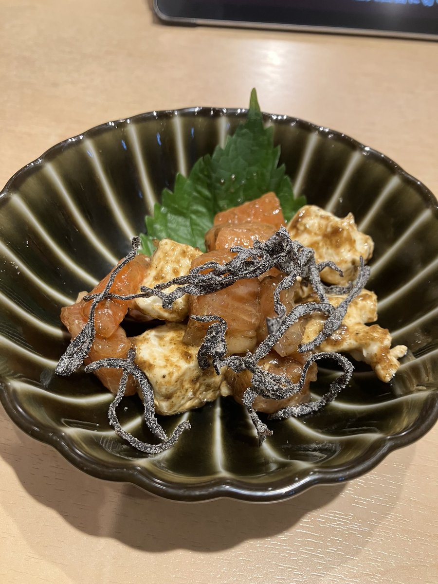 th5l4binr's tweet photo. エビスオランジェ初飲み

余韻にオレンジフレーバー香るのね。ｳﾏｲ。
阿武隈川メイプルサーモンとクリームチーズの塩昆布マリネ。
コリャｳﾏｲ。
思わずもう一杯。

＃エビスバー
＃グランエミオ https://t.co/hUL4IM7QlF