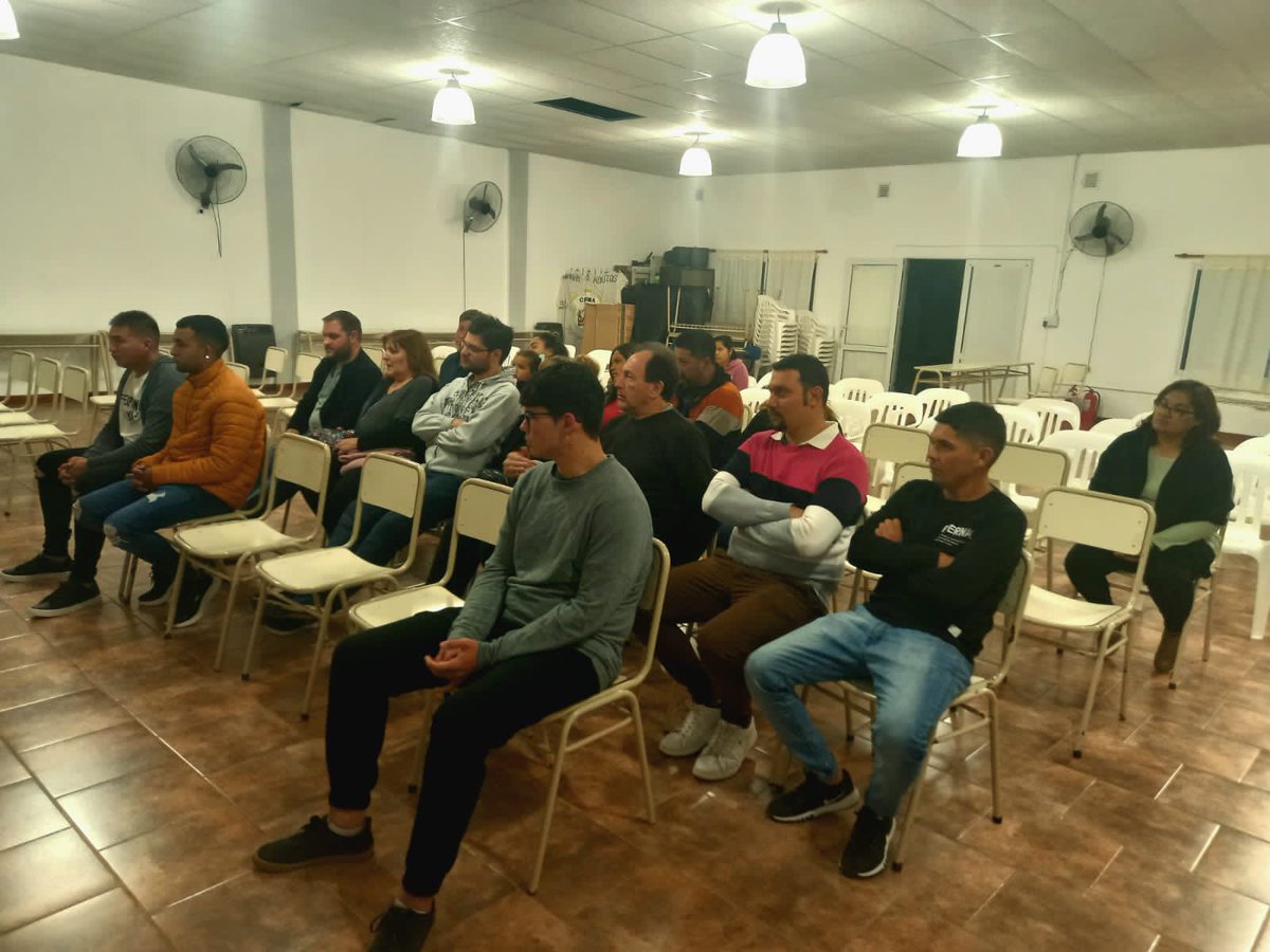FSomosUno_'s tweet photo. 👏Recibimos el reconocimiento del @MinEmpleoCba por la coordinación de los cursos que llevamos a #IslaVerde a principios de abril.

💡En este acto de clausura del curso de “Asistencia en Electricidad de Inmuebles” se entregaron los certificados de finalización. https://t.co/2FMTbzstXW