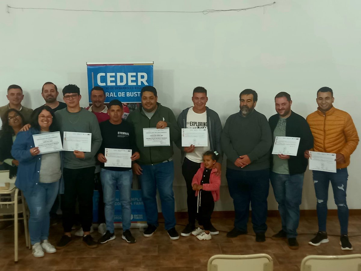 FSomosUno_'s tweet photo. 👏Recibimos el reconocimiento del @MinEmpleoCba por la coordinación de los cursos que llevamos a #IslaVerde a principios de abril.

💡En este acto de clausura del curso de “Asistencia en Electricidad de Inmuebles” se entregaron los certificados de finalización. https://t.co/2FMTbzstXW