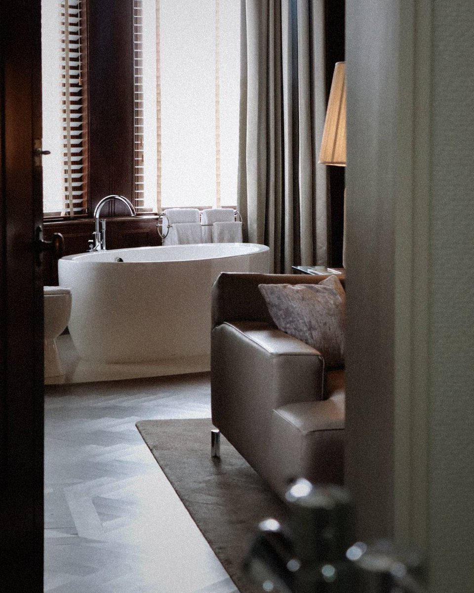 Favorite place to relax: in one of our rooms!

#rotterdamstyle #binnen #hotelstay #experience #herfstsfeer #hotelkamer #interieurdesign #hotel #verblijf #hotelnewyork #maas #escape #beautifulrotterdam #gezelligsamen #stad #genieten