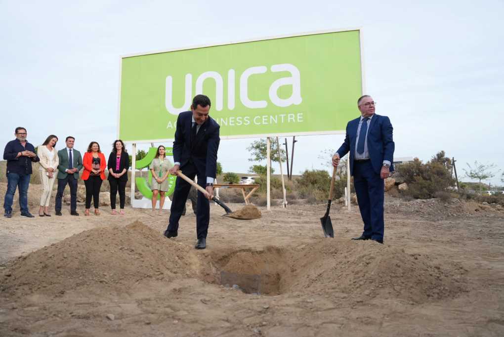 PROYECTAINGENIO's tweet photo. 👉 Ayer tuvo lugar la colocación de la primera piedra del Unica Agribusiness Centre. @unicagroup 

Con este acto se inician las obras del complejo de innovación agrícola de referencia en el #PITA, en el que Proyecta Ingenio tiene la suerte de realizar el Project Management. ✅🌱 https://t.co/J0aecjMf6W