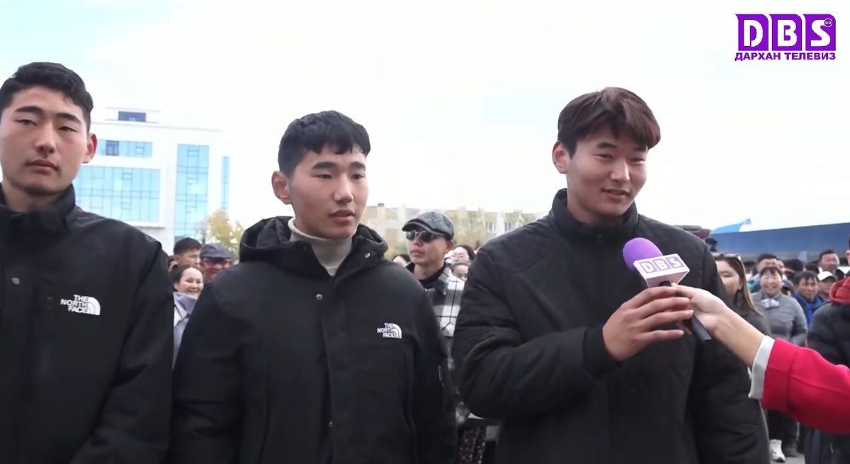 Өнөөдөр Дарханаас нэг айлын 3 хүү нэгэн зэрэг цэргийн албанд мордож байна. Ээж нь уйлаад л байна. Манай цэргийнхэн хүний хайртай хүүхдүүдийг багахан дарамтлаарай. Алчихдаг шүү