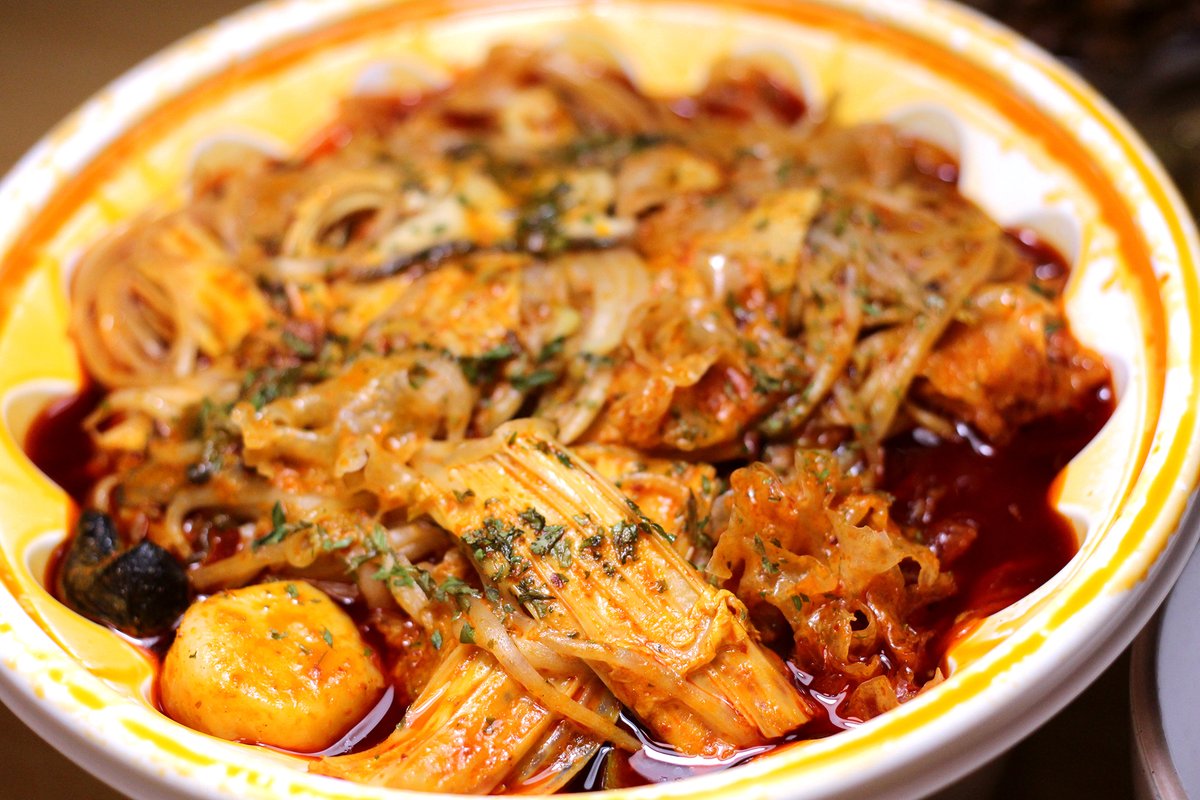 mapo_nongsusan's tweet photo. 화딱지 나는 날에는
아주그냥 화끈하게 매운걸 먹어야지요,.
숙주 푸주 목이버섯에
비엔나 쏘세지 당면..
시뻘건 마라샹궈를 훌떡 뒤집어보면은
고소한 로제쏘스가 사르륵..
이마에 땀한번 쪽 빼고나면은
음, 그럴수도 있지,.
마음이 쑤욱 넓어집니다..
밥 챙겨먹어요..
행복하세요,.저도 행복할게요.. https://t.co/o7v2XetV1W