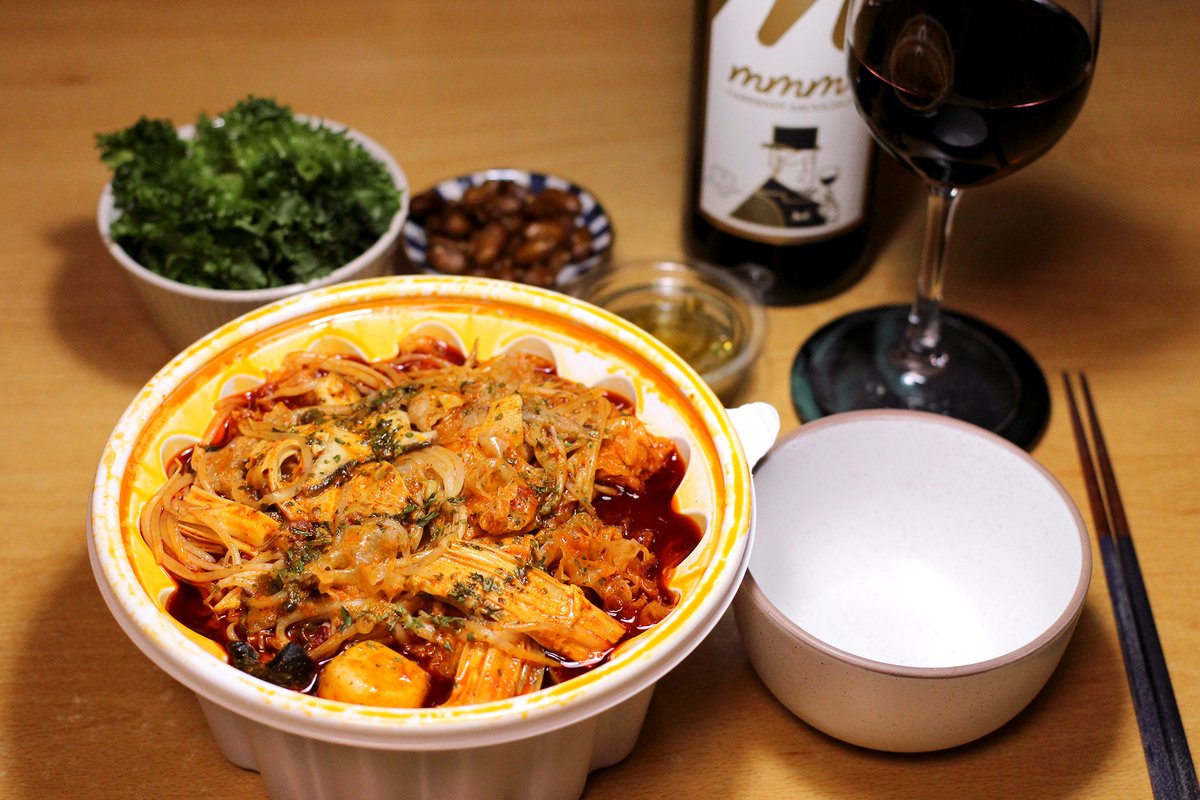 mapo_nongsusan's tweet photo. 화딱지 나는 날에는
아주그냥 화끈하게 매운걸 먹어야지요,.
숙주 푸주 목이버섯에
비엔나 쏘세지 당면..
시뻘건 마라샹궈를 훌떡 뒤집어보면은
고소한 로제쏘스가 사르륵..
이마에 땀한번 쪽 빼고나면은
음, 그럴수도 있지,.
마음이 쑤욱 넓어집니다..
밥 챙겨먹어요..
행복하세요,.저도 행복할게요.. https://t.co/o7v2XetV1W