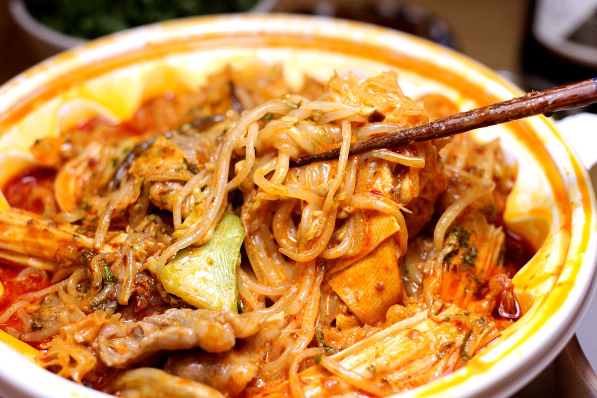 mapo_nongsusan's tweet photo. 화딱지 나는 날에는
아주그냥 화끈하게 매운걸 먹어야지요,.
숙주 푸주 목이버섯에
비엔나 쏘세지 당면..
시뻘건 마라샹궈를 훌떡 뒤집어보면은
고소한 로제쏘스가 사르륵..
이마에 땀한번 쪽 빼고나면은
음, 그럴수도 있지,.
마음이 쑤욱 넓어집니다..
밥 챙겨먹어요..
행복하세요,.저도 행복할게요.. https://t.co/o7v2XetV1W
