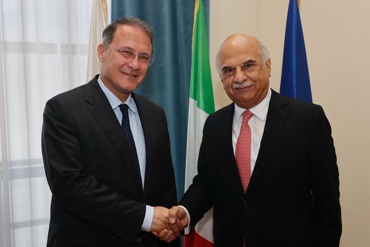 ItalyMFA's tweet photo. Proficuo incontro del Vice Ministro @edmondocirielli  con Mohammad Jehanzeb Khan, Consigliere Speciale del Primo Ministro del Pakistan per efficacia dell’azione di Governo e investimenti. Principali temi trattati: cooperazione allo sviluppo e in ambito economico e commerciale. https://t.co/RkC88QmtYS