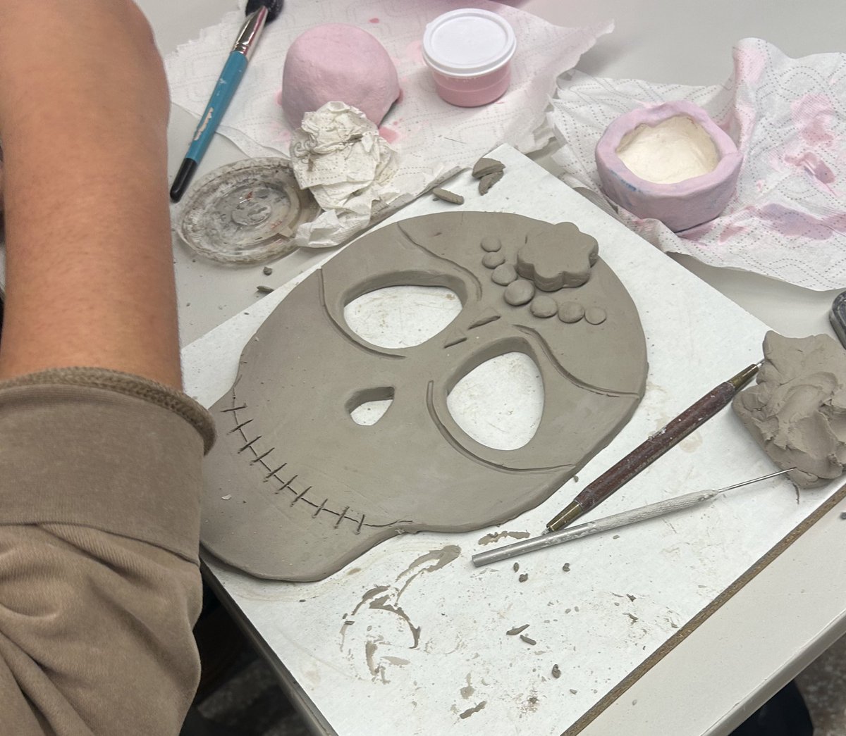 MsP_ArtT's tweet photo. Ceramics 1 Work in progress, #DayOfTheDead inspired calavera skulls. #spartanlegacy https://t.co/Lz02k0mKYc