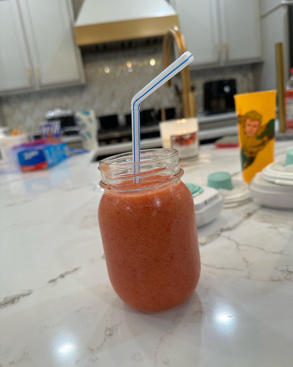 PopBase's tweet photo. Teen Mom 2 star, Kailyn Lowry, shows off smoothie made out of her 5th baby's placenta. https://t.co/U7pmq5MhgK