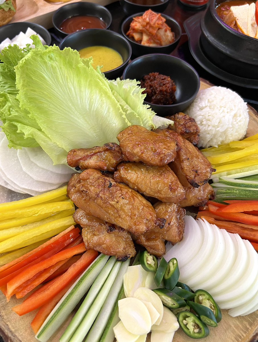 3MEXYOACT's tweet photo. 𝗖𝗵𝗶𝗕𝗶𝗻𝗴 𝗖𝗵𝗶𝗰𝗸𝗲𝗻 𝗮𝗻𝗱 𝗕𝗶𝗻𝗴𝘀𝘂🍗✨ ร้านอาหารเกาหลีและบิงซูเกาหลีเกาใจ มีเมนูอร่อยให้เลือกเยอะมากก!🤤 ไก่ทอด ไก่ย่าง แฮมเบอร์เกอร์ก็มี มาที่เดียวจบมีครบทั้งคาวหวาน ถูกใจสายเกา พุ่งตัวว‼️
พิกัด📍สาขาอ่อนนุช
#ChibingTH #อร่อยบอกต่อ https://t.co/q8lToYpqHD