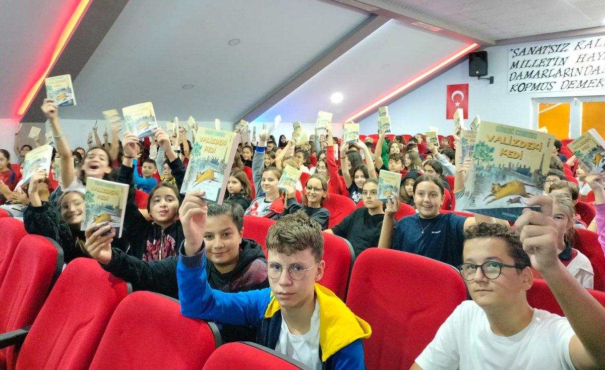 Bugün 6. sınıflarımızla beraber okumuş olduğumuz “Valizdeki Kedi” adlı kitabımızın yazarı Göktuğ Canbaba’yı ağırladık. Yazarımızla beraber kitabın bilinmeyenlerine, yazılış öyküsüne değindik. Çeşitli sorulara cevaplar bularak eğitici ve eğlenceli bir buluşma gerçekleştirdik.