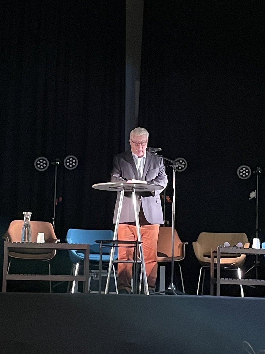 Kaupunki kuuluu kaikille; asunnottomienyön tapahtumaa avaamassa Tampereen kaupungin pormestari Kalervo Kummola. 
#asunnottomienyö @artteli <a href="/Tamperekaupunki/">Tampereen kaupunki</a> <a href="/tampereenakilta/">Tampereen A-Kilta ry</a> #josmeitäeiolisi