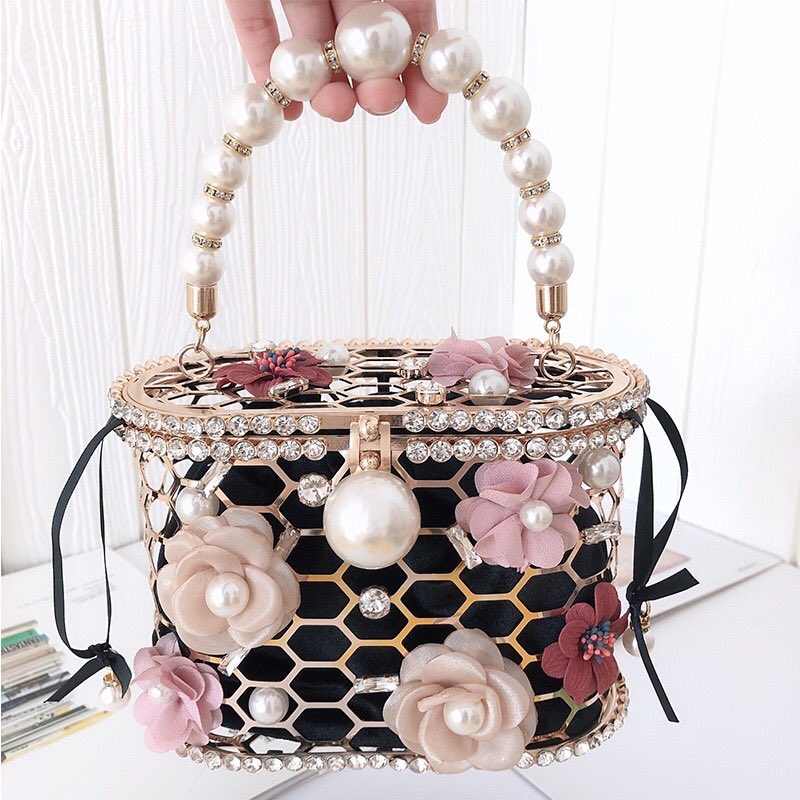 ReviewByHoney's tweet photo. ✨หรูหรามากเว่อร์ ✨ 
กระเป๋าถือทรงบักเก็ตประดับมุกและดอกไม้ 💓🌸🌷🌹
พิกัด 📍 https://t.co/tEgzY01U25

#กระเป๋า #กระเป๋าผู้หญิง #แฟชั่น https://t.co/k9WeWFuAbW