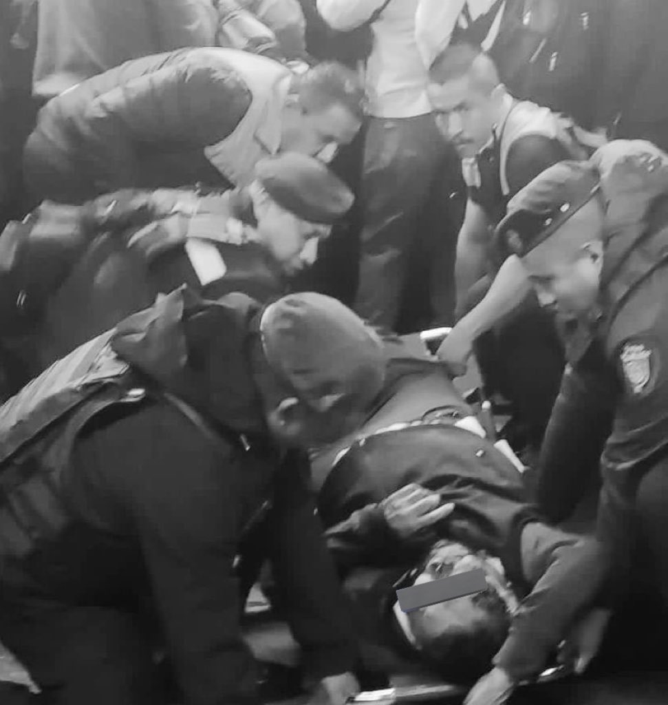 MrElDiablo8's tweet photo. Atienden a usuario del @MetroCDMX, en la estación Pantitlán, Línea 9, quien se golpeó la cabeza al abordar uno de los trenes. https://t.co/qAKD8AifCT