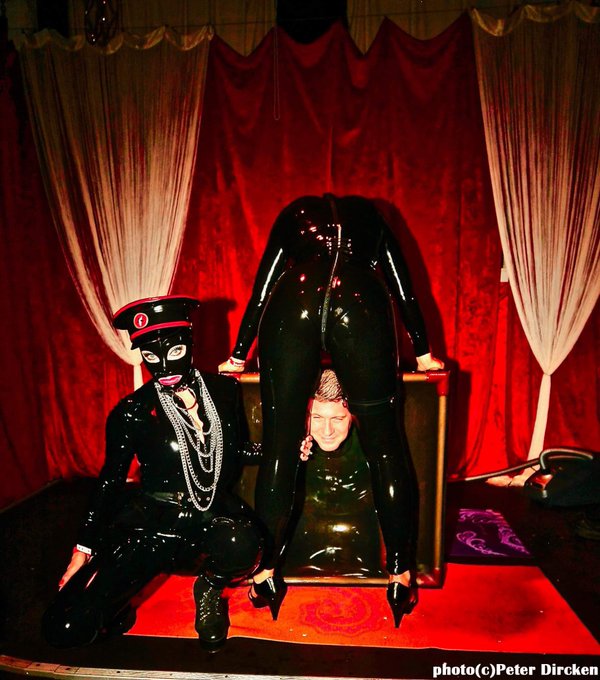 Vacuum cube demo at Wasteland Berlin. Next stop: @rubber_bunch ! https://t.co/wCuertjYHV<a href="/tag/amsterdam"class="tags"><span>#amsterdam</span></a><a href="/tag/playparty"class="tags"><span>#playparty</span></a>