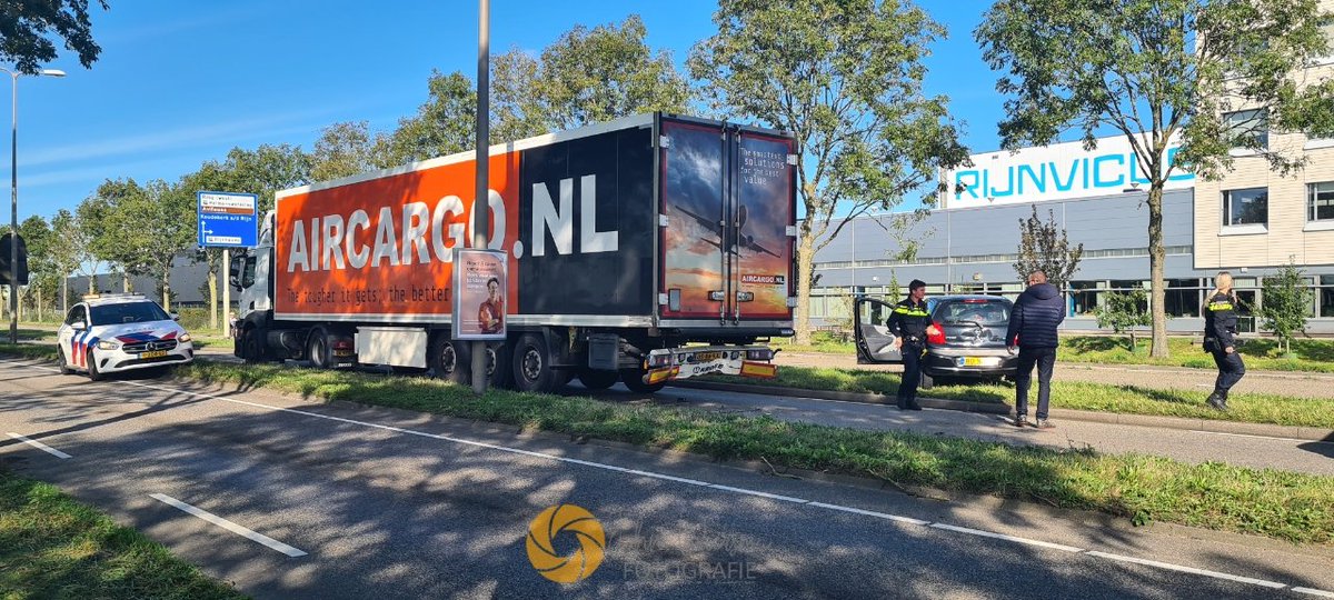 JOVImedia's tweet photo. Kopstaart aanrijding op Leidse Schouw, geen gewonden wel veel schade. Weg was enige tijd afgesloten  #alphen #aanrijding #leidseschouw https://t.co/6Tm5nrz6sX