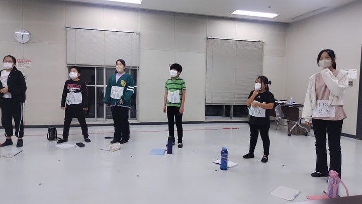 musical_spark's tweet photo. 今日は歌の稽古でした🎶
振り付けが付いてきているので、踊りながら歌っていました！
そして！今日はスパークメンバーの先輩の方が来てくださったので公募の子も含めて集合写真を撮りました📸
公演までどんどん日にちも迫っていっています。ぜひ観にきてください！ https://t.co/NmxTOq37in
