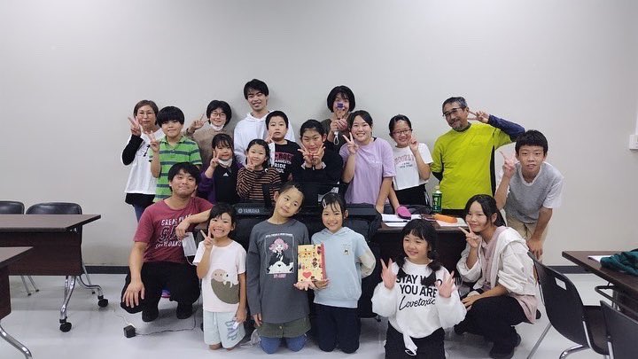 musical_spark's tweet photo. 今日は歌の稽古でした🎶
振り付けが付いてきているので、踊りながら歌っていました！
そして！今日はスパークメンバーの先輩の方が来てくださったので公募の子も含めて集合写真を撮りました📸
公演までどんどん日にちも迫っていっています。ぜひ観にきてください！ https://t.co/NmxTOq37in