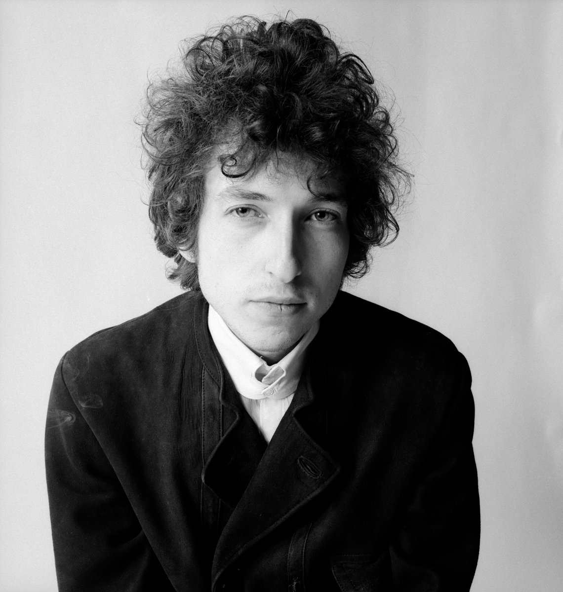 VanityFair's tweet photo. In ‘Bob Dylan: Mixing Up the Medicine,’ unseen treasures from the Bob Dylan Archive take center stage alongside 30 original essays. In one, poet and musician Joy Harjo muses on the legacy of Dylan’s 1975 track “Tangled Up in Blue.”

Click to see more: https://t.co/kaqKzAjZvU https://t.co/XGjXq6PZHS