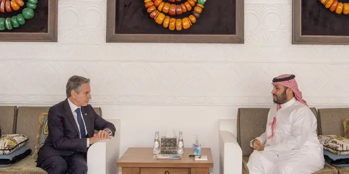 Blinken'ın İsrail'e Hamas saldırısı sonrası yaptığı ziyarette duygularına gem vuramayarak "Buraya sadece ABD Dışişleri Bakanı olarak değil, bir Yahudi olarak geldim" demesi büyük bir hataydı. Arap hükümetleri nezdinde çok ters tepti. 

Suudi Veliaht Prensi Bin Salman neredeyse