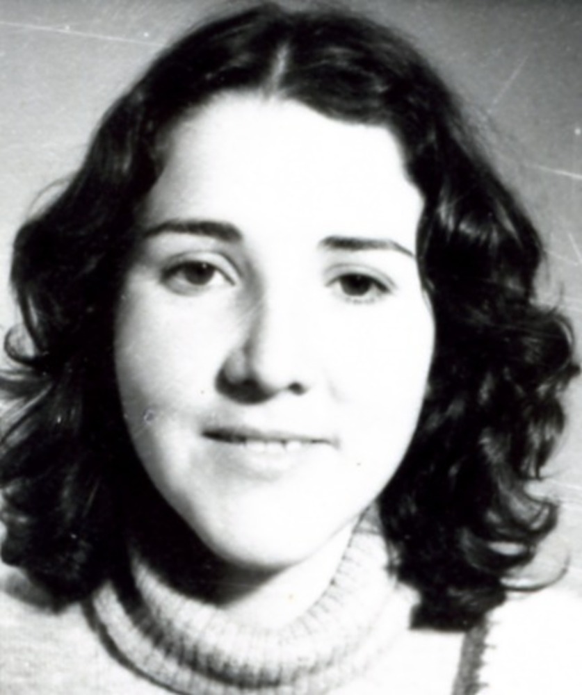 Un día como hoy, hace 46 años, una joven de 23,  estudiante de <a href="/Enfermeria_UC/">Enfermeria UC</a> , fue detenida por la #DINA frente a la Plaza Guarello de San Bernardo. Es Jenny Barra Rosales, quien fue asesinada y hecha desaparecer hasta que sus restos fueron encontrados en #CuestaBarriga