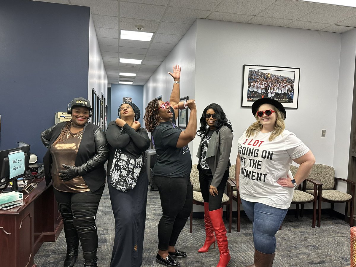 MsDrakeCHS's tweet photo. The counseling department is FULL of superstars this morning! ✨ #ClementsHoCo #werefeeling22 @CHS_Rangers @CHSCounselors22 https://t.co/DbGP5wGOGA