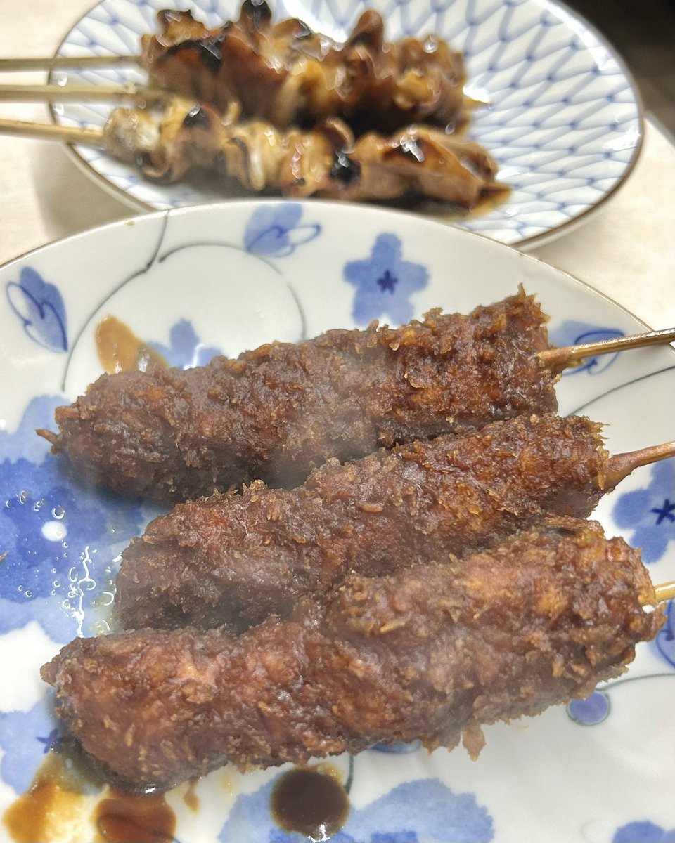 gourmet_nagoya's tweet photo. 名駅の『八幡屋』は味噌おでん、味噌串カツをお手頃価格で楽しめる昔ながらの居酒屋。

味噌の甘みとコクに柔らかさがたまらないおでんは赤棒(はんぺん)、厚揚げ、玉子、こんにゃくの4種類

味噌串カツは衣がフワッと柔らかくなるほどタレが染み込んでいます。
#100日連続で名古屋めし生活 71日目 https://t.co/u0ST2BOPp0