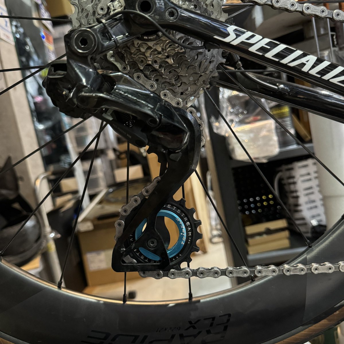 夜に自分の城で自転車いじってます。これ、セラミックベアリングの