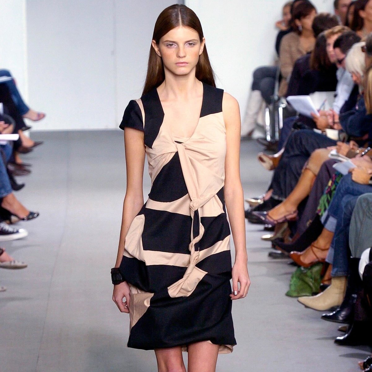 HELMUT LANG's Spring/Summer 2005 collection is characterized by designs that incorporate sailor elements. The runway featured dresses that made use of fabric twists and knots, T-shirts printed with rope knots, striped suits, and fisherman's sweaters woven from cotton yarn,