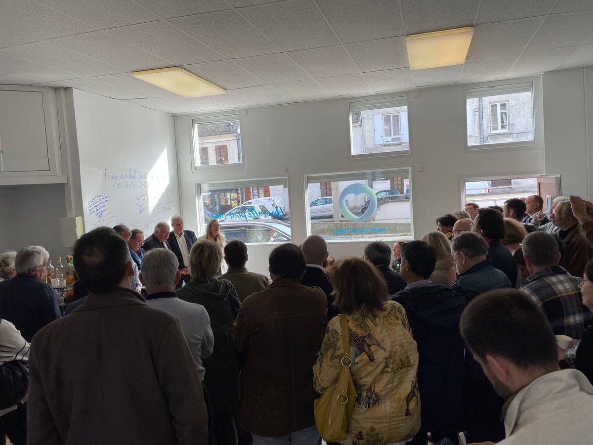 StCyrAuCoeur's tweet photo. [RETOUR EN IMAGES]

Vous étiez plus de 100 présents ce dimanche pour l’inauguration de notre nouveau local. Un bel événement convivial et festif, ponctué par la présence de @gerard_larcher et @pierre_bedier.
Merci à tous pour votre présence ! https://t.co/0kFBmpIZp6