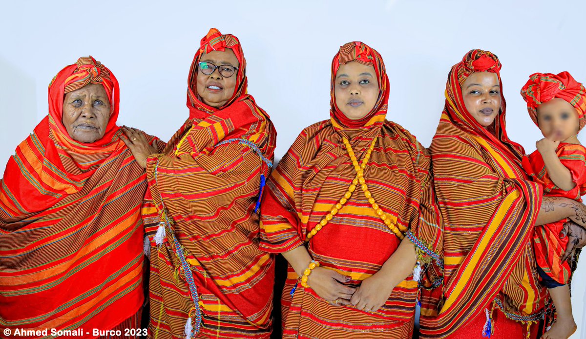 ahmetsomali's tweet image. Personal news: I'm thrilled to become one the @USAIDSomalia's  #PhotoContest2023 winners in the culture category, this photo is very dear to me and it shows my great grandmother, grandmother, mother, sister and her daughter wearing Somali culture dress in #Burao #FiveGenerations