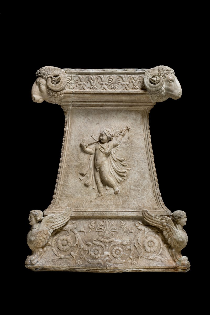 Base di candelabro , I sec.
Lo zoccolo è decorato con protomi di sfingi angolari e girali di acanto. Sulle facce a specchio un erote con le armi di #Marte (qui spada). Sul coronamento teste di ariete angolari e un motivo a fiori di loto e palmette.
#PalazzoGrimani
#arteromana