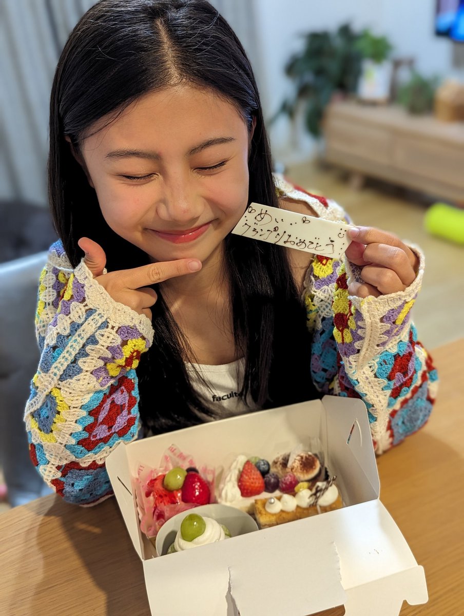 meisaburou's tweet photo. 最優秀賞のお祝い🏆
ママが仕事帰りに買いに行ったから
ホールケーキ無かったけど、
めいには大好きなシャインマスカットとフルーツのケーキを2つ✨
ハードスケジュールの中、
よく頑張りました😊❣️
 #14歳
 #お祝い
  #コンテスト https://t.co/UtYlfKA26a