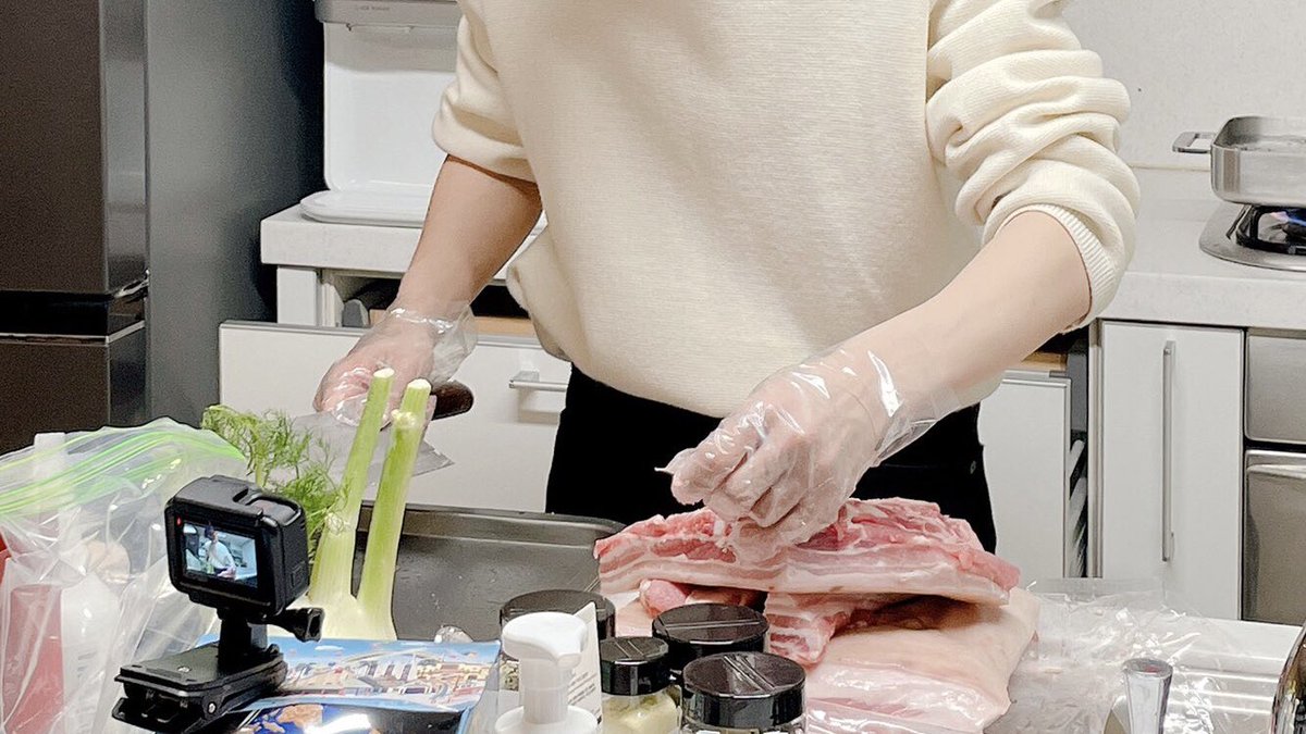 nocontextpjs's tweet photo. men who can cook >>> https://t.co/UIPiAYf26G