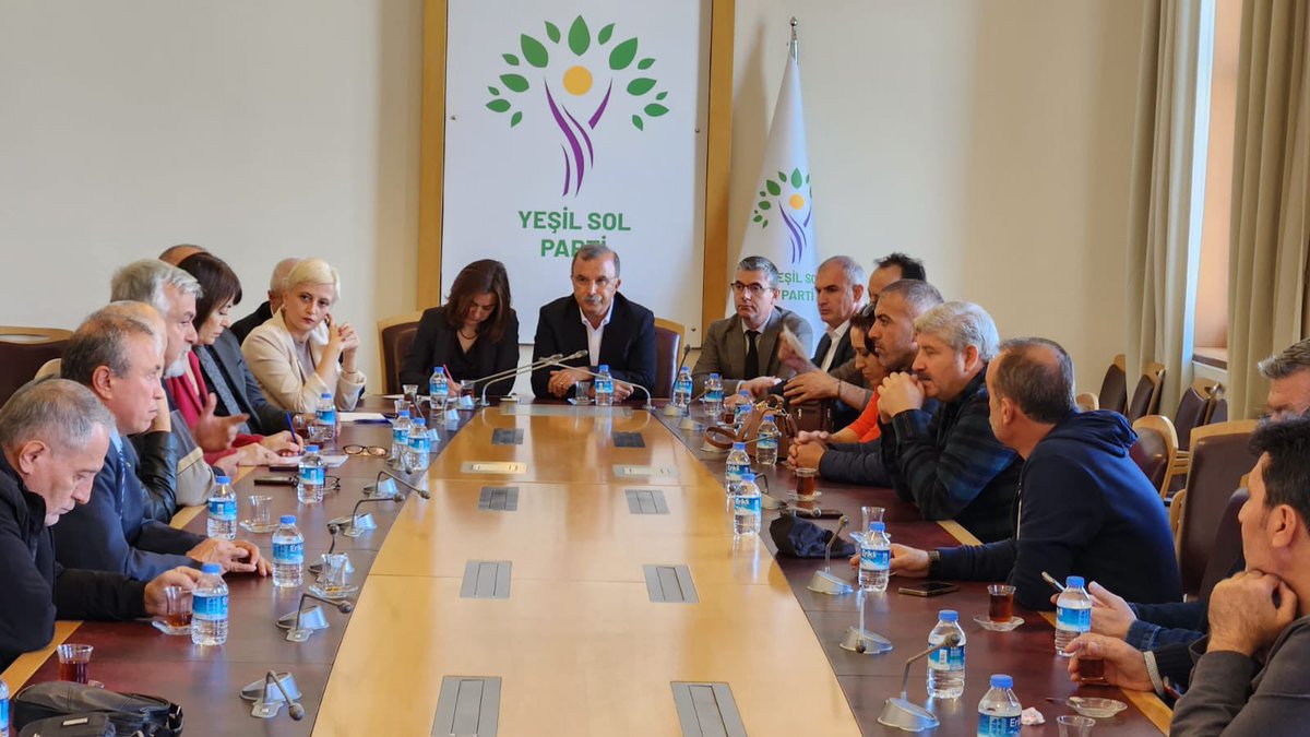 PerihanKoca's tweet photo. TBMM'de @Turkiye_KHK temsilcileriyle buluştuk.
KHK rejimine karşı birlikte mücadele edecek, birlikte kazanacağız.
Sokakta ve mecliste her yerdeyiz, ortak mücadelemizle faşizmi geri püskürteceğiz.
KHK’lar gidecek biz kalacağız!
#KHK https://t.co/KIu08Uym7s