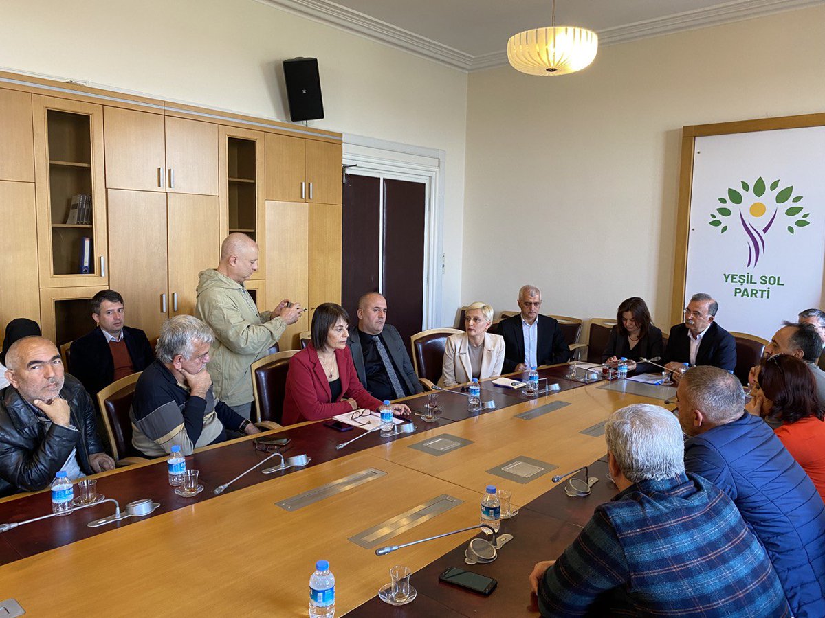 PerihanKoca's tweet photo. TBMM'de @Turkiye_KHK temsilcileriyle buluştuk.
KHK rejimine karşı birlikte mücadele edecek, birlikte kazanacağız.
Sokakta ve mecliste her yerdeyiz, ortak mücadelemizle faşizmi geri püskürteceğiz.
KHK’lar gidecek biz kalacağız!
#KHK https://t.co/KIu08Uym7s