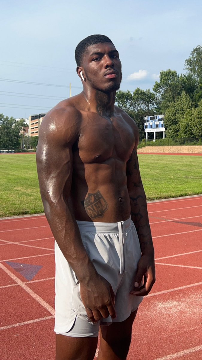NyairGlizzy's tweet photo. NFL tatted on me, we take it a little more serious on this side… 

6’1, 210 outside backer, fast, physical, can cover &amp; play man. https://t.co/OIt6Ghr9A7